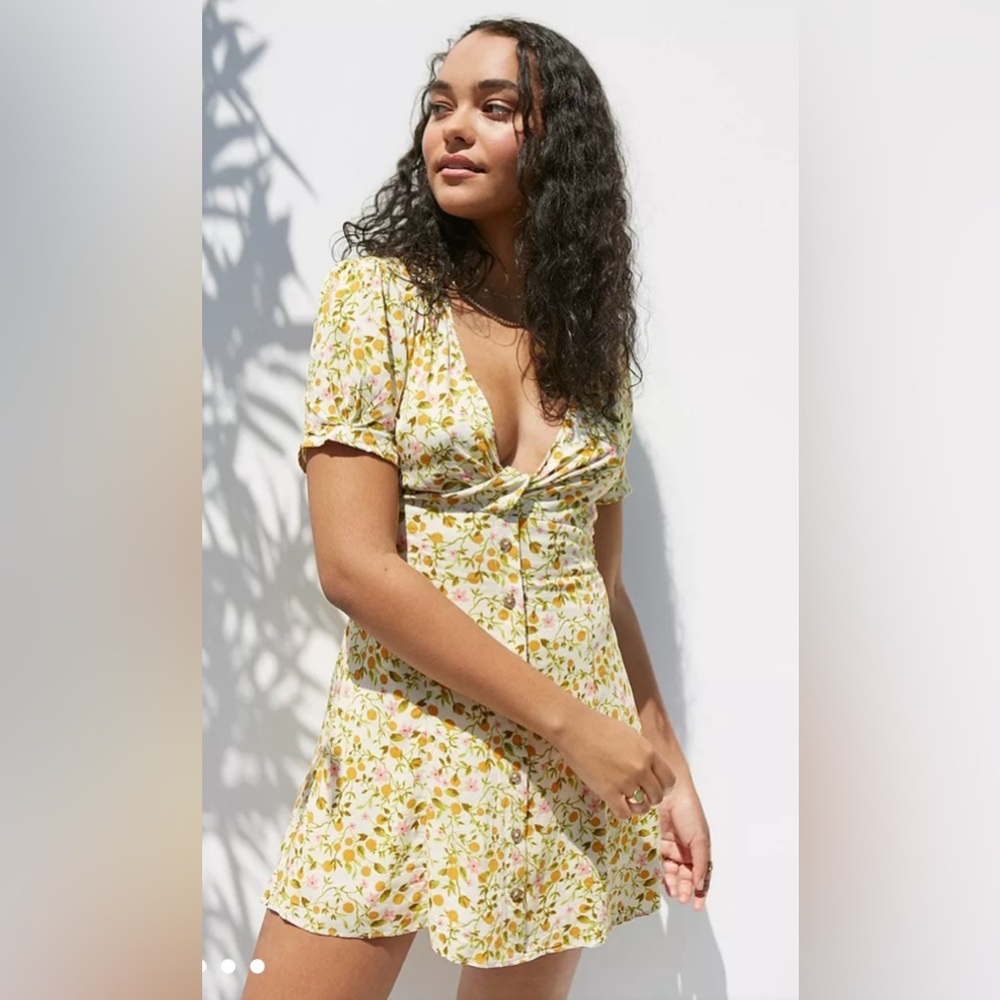 Urban Outfitters Mini Dress Size S Bettie Twist-Front Florals & Oranges 🌸🍊 Cali